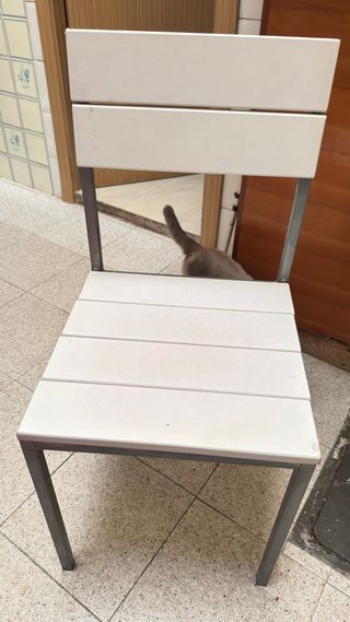 Silla blanca y gris de metal y plástico