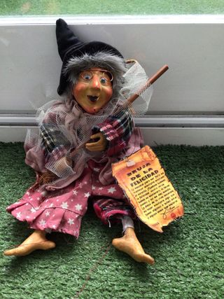 Brujita de la felicidad con escoba