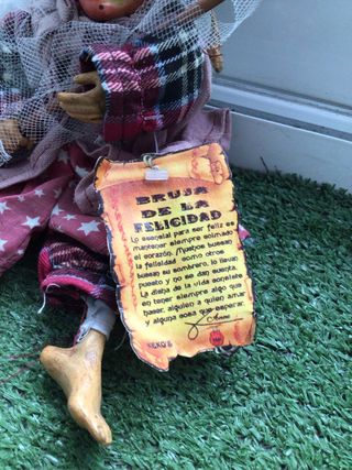 Brujita de la felicidad con escoba