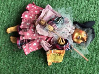 Brujita de la felicidad con escoba