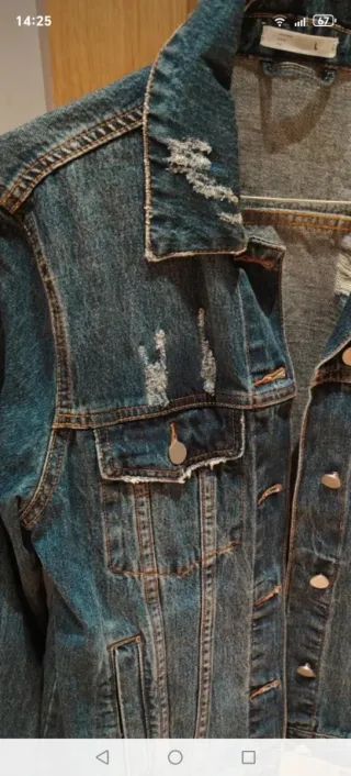 Cazadora vaquera desgastada
