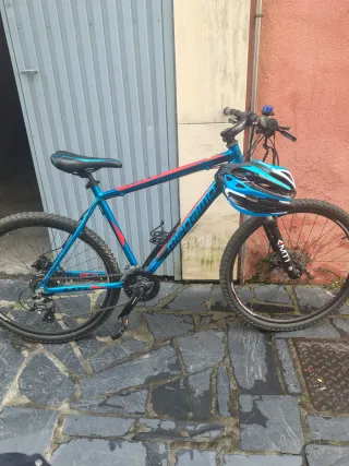 Bicicleta de montaña azul y roja