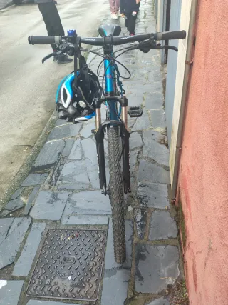 Bicicleta de montaña azul y roja