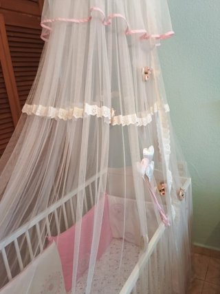 Cuna IKEA blanca con colchón y cubre colchón..