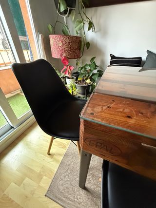 Mesa y sillas comedor negro y madera