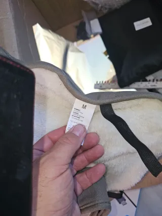 Ropa para perro gris y blanco