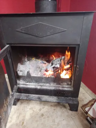 Estufa de leña grande y bonita