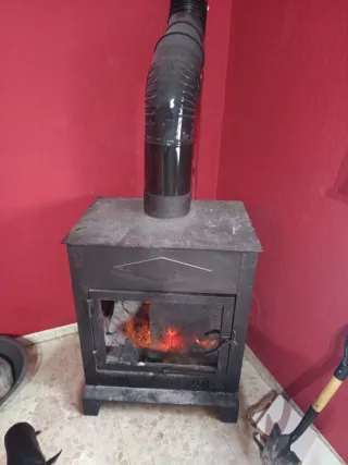 Estufa de leña grande y bonita