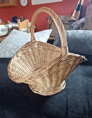 Cesta de mimbre artesanal