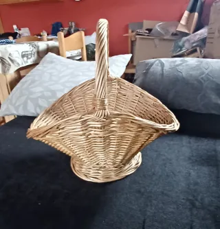 Cesta de mimbre artesanal