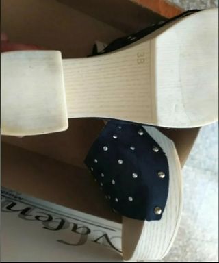 Scarpe/Zoccoli in legno con borchie
