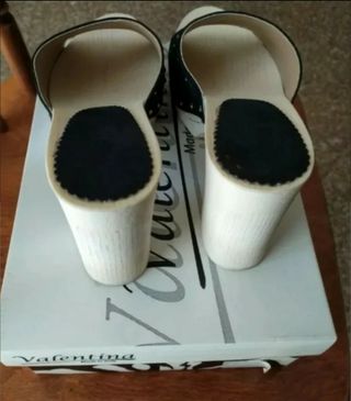 Scarpe/Zoccoli in legno con borchie