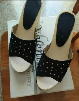 Scarpe/Zoccoli in legno con borchie