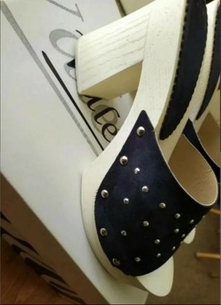 Scarpe/Zoccoli in legno con borchie