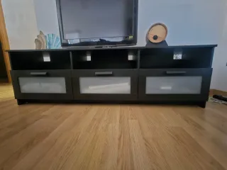 Mueble TV negro con puertas de cristal