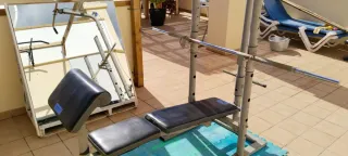 Banco de pesas con barra y discos