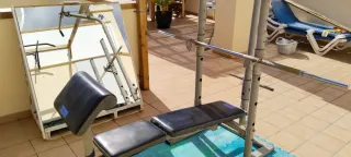 Banco de pesas con barra y discos