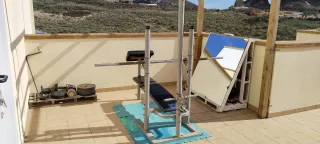 Banco de pesas con barra y discos