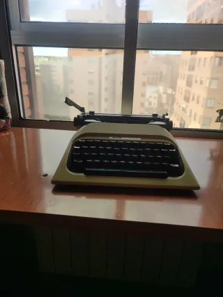 Máquina de escribir Olivetti Lettera 10