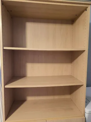 Armario de madera con puertas