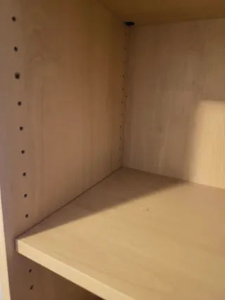 Armario de madera con puertas