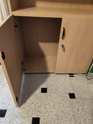 Armario de madera con puertas