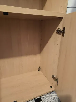 Armario de madera con puertas