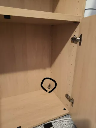 Armario de madera con puertas