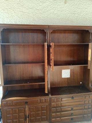 Mueble de salón de madera y cristal