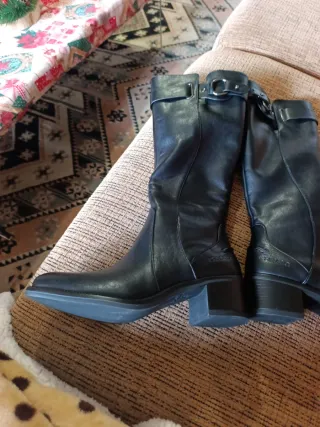 Botas altas negras nuevas