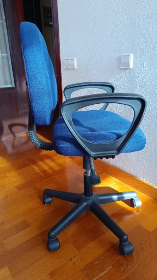 Silla de escritorio azul y negra