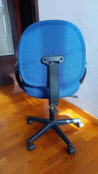 Silla de escritorio azul y negra