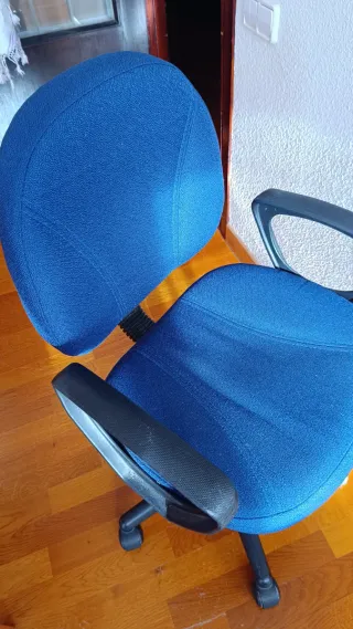 Silla de escritorio azul y negra