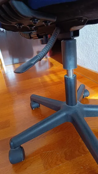 Silla de escritorio azul y negra
