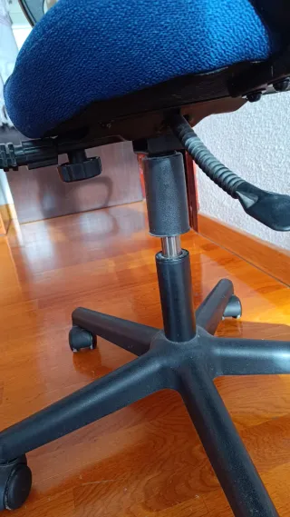 Silla de escritorio azul y negra