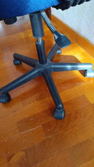Silla de escritorio azul y negra