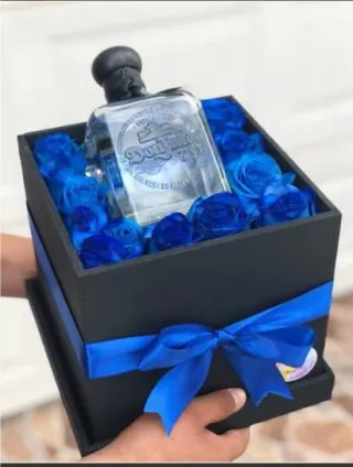 Caja Rosas Eternas con Botella Don Julio 70