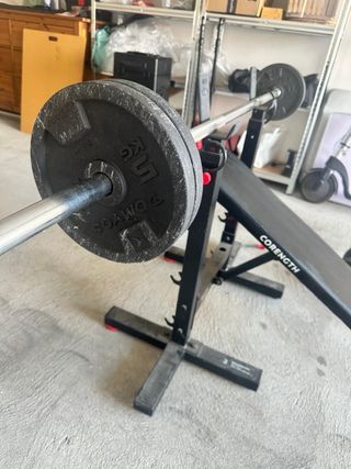 Banco de pesas + barra, mancuernas y discos
