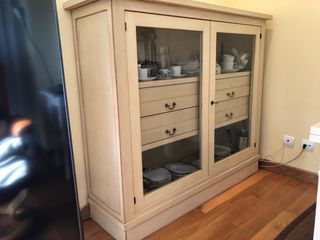 Aparador de madera maciza en color blanco