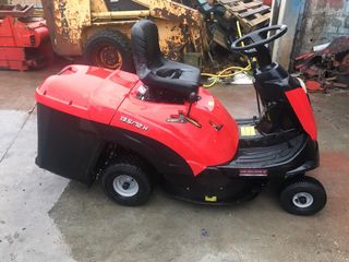 Tractor cortacésped rojo