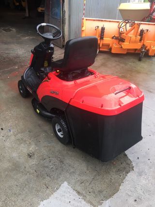 Tractor cortacésped rojo