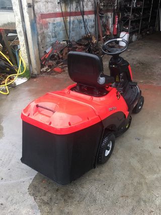 Tractor cortacésped rojo