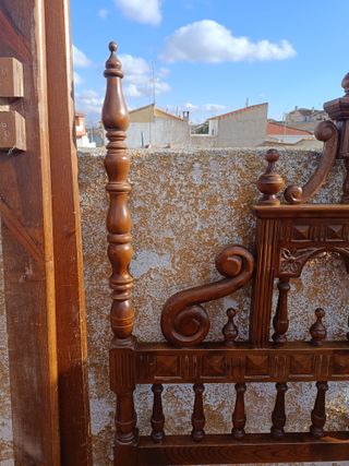 Cabecero de cama de madera tallada