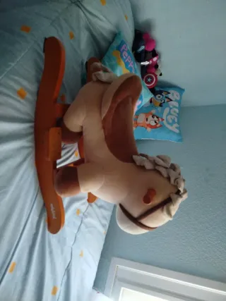 Caballo balancín de peluche