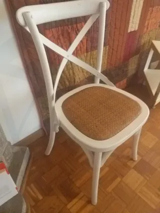 Silla de madera y ratán blanca