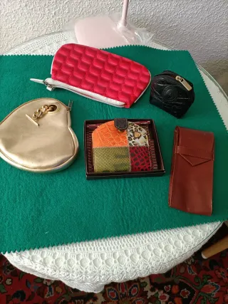 Cartera y monederos dorados y rojos