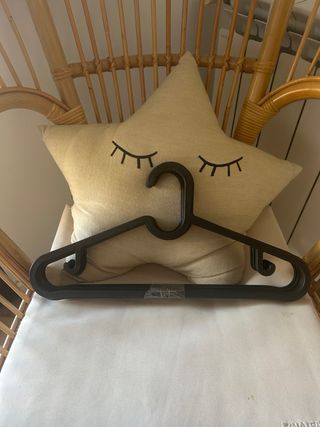 Perchas de plástico negras