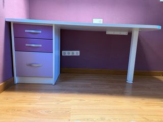 Scrivania bianca con cassettiera viola + due lampade