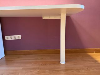 Scrivania bianca con cassettiera viola + due lampade