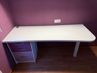 Scrivania bianca con cassettiera viola + due lampade